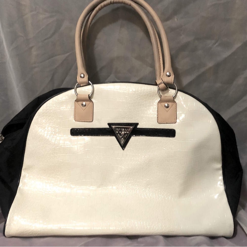 White Gator Skin Guess Tote bag. Only used a few times, no rips or tares. $50
